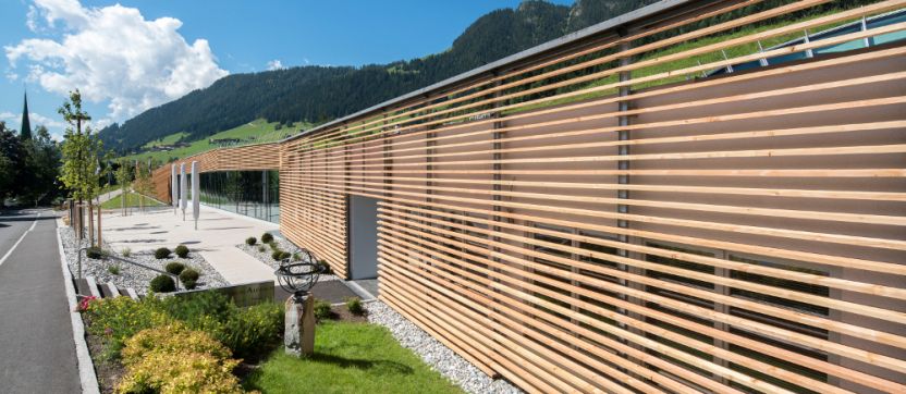 Tiroler Berglandschaft und nachhaltige Architektur treffen im Congress Centrum Alpbach zusammen. © Sedlak