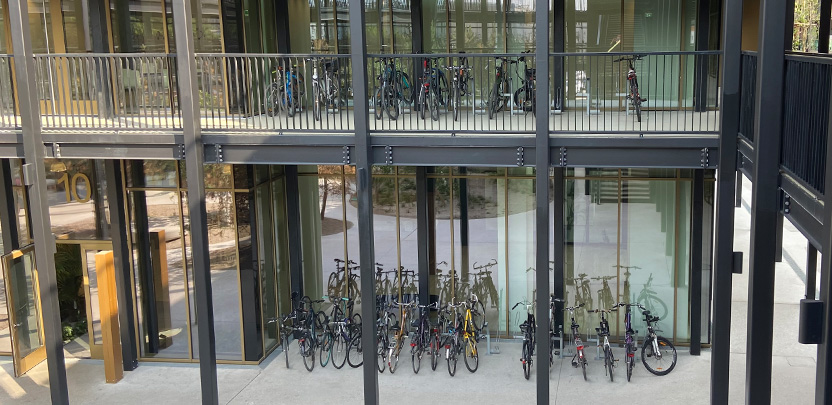 Fahrräder vor einem Gebäude
