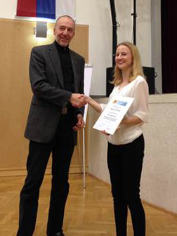 FUJ-Freiwillige Rebecca Ofner wurde am Ende der Veranstaltung vom Verein Energie-Forum für das besondere Umweltengagement eine Urkunde verliehen. © Franziska Trebut/ÖGUT